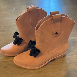 Melissa Cowboy-Style Boots with Bow – Size 7 (USA) / 36 (BRA) / 38 (EUR)